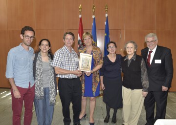 Im Bild von links nach rechts: David Schwebel, Verónica Schwebel, Patrick Kubin, Landesrätin Mag. Barbara Schwarz, Dr. Martha Keil, Nelly Wolf, Pedro Schwebel