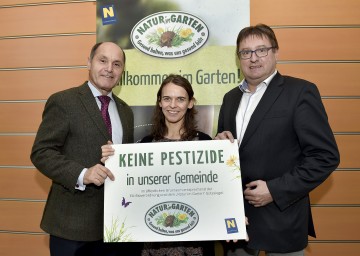 Im Bild von links nach rechts: Landeshauptmann-Stellvertreter Mag. Wolfgang Sobotka, DI Katharina Haider von der Aktion „Natur im Garten“ und Manfred Schuh, Bürgermeister von Edlitz, eine der ersten Gemeinden, die das Bekenntnis zum Verzicht auf Pestizide unterzeichnete.