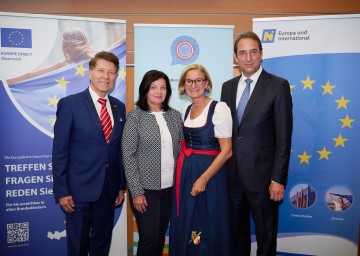 Auslandsösterreicher-Weltbund Präsident Werner Götz, St. Pöltens Stadträtin Ingrid Heihs, Landeshauptfrau Johanna Mikl-Leitner und Generalsekretär für auswärtige Angelegenheiten Nikolaus Marschik (v.l.n.r.) 