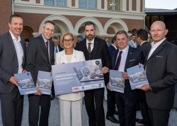 (v.l.n.r.) Lukas Reutterer (GF Haus der Digitalisierung), Michael Bartz (Professor am IMC Krems und Forschungsprojektleiter der Studie), Landeshauptfrau Johanna Mikl-Leitner, Kari Ochsner (Präsident IV NÖ), Wolfgang Ecker (Präsident WKNÖ), Claus Zeppelzauer (GF Haus der Digitalisierung).