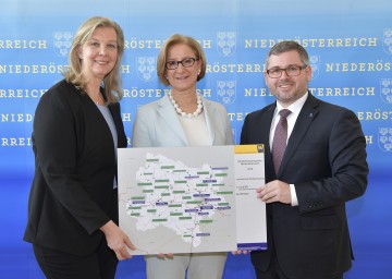 ASFINAG-Vorstandsdirektorin Karin Zipperer, Landeshauptfrau Johanna Mikl-Leitner und Landesrat Ludwig Schleritzko informierten über die Straßenbauprojekte in Niederösterreich. (v.l.n.r.)