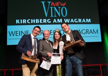 Gratulierten den New Vino Siegern Christoph Daschütz aus Mitterstockstall (Kategorie „Grüner Veltliner leicht“; links) und Gregor Nimmervoll aus Engelmannsbrunn („Grüner Veltliner kräftig“; rechts): Landeshauptmann Dr. Erwin Pröll und die NÖ Weinkönigin Christina Hugl (Mitte).