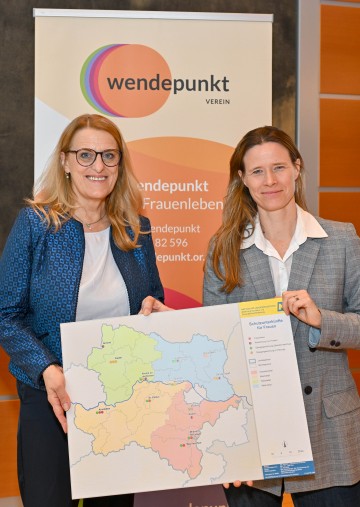 Landesrätin Ulrike Königsberger-Ludwig und Elisabeth Cinatl vom Verein wendepunkt präsentierten in St. Pölten 17 neue Übergangswohnungen für gewaltbetroffene Frauen (v.l.n.r.)