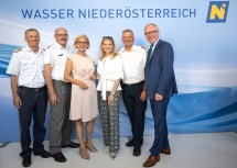 (v.l.n.r.) Landespolizeipräsident Franz Popp, Militärkommandant Martin Jawurek, Landeshauptfrau Johanna Mikl-Leitner, ORF-Meteorologin Christa Kummer, Landesfeuerwehrkommandant Dietmar Fahrafellner und LH-Stellvertreter Stephan Pernkopf.