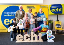 Landeshauptfrau Johanna Mikl-Leitner, Hubert Schultes, Aufsichtsrat Kultur.Region.Niederösterreich und Tamara Ofenauer-Haas, Geschäftsführerin der MKM Musik und Kunst Schulen Management Niederösterreich GmbH, präsentierten mit den Musikschul-Kids die Kinder-Marke „KUKUDU“ (Kunst, Kultur & Du).