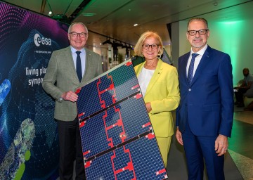 (v.l.) LH-Stv. Stephan Pernkopf, LH Johann Mikl-Leitner und ESA-Generaldirektor Josef Aschbacher.
