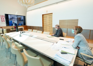 Landeshauptfrau Johanna Mikl-Leitner und Landesrat Martin Eichtinger bei der Videokonferenz mit tschechischen Kreishauptleuten
