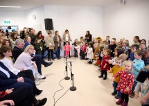 Landeshauptfrau Johanna Mikl-Leitner mit Fest- und Ehrengästen im Kreis der Kindergartenkinder. 