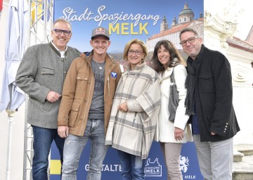 Architektonische Stadterkundung der besonderen Art in Melk. Im Bild von links nach rechts: Bürgermeister Thomas Widrich, Skisprunglegende Thomas Morgenstern, Landeshauptfrau Johanna Mikl-Leitner, Petra Eichlinger von "NIederösterreich Gestalten" sowie Alexander Hauer, Intendant der Sommerspiele Melk.