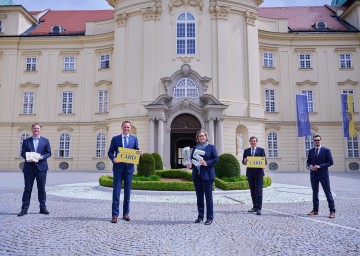 Niederösterreich Werbung-Geschäftsführer Michael Duscher, Tourismuslandesrat Jochen Danninger, Marion Boda, Geschäftsführerin der Niederösterreich-CARD, Reinhard Karl von der Raiffeisenlandesbank Niederösterreich-Wien und Matthias Hofmeister-Kiss vom Stift Klosterneuburg (v.l.n.r.) informierten über die NÖ-Card 