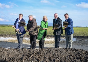 WLK-Finanzvorstand Mario Wohanka, der Bürgermeister von Engelhartstetten Josef Reiter, Klimaschutzministerin Leonore Gewessler, LH-Stellvertreter Stephan Pernkopf und Gregor Erasim, Eigentümer von WLK energy, beim Spatenstich für den neuen Windpark in Engelhartstetten (v.l.n.r.)