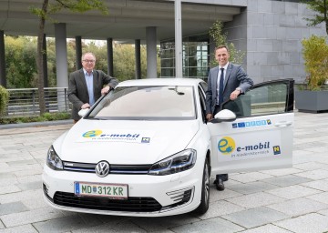 (v.l.) LH-Stv. Stephan Pernkopf und Wirtschaftslandesrat Jochen Danninger mit einem e-Fahrzeug aus der Flotte von ecoplus, der Wirtschaftsagentur des Landes Niederösterreich.