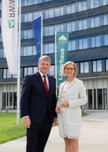 Generaldirektor Reinhard Wolf und Landeshauptfrau Johanna Mikl-Leitner vor dem neungeschossigen RWA-Bürogebäude in Korneuburg
