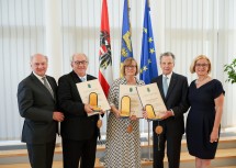 Nach der Ehrenzeichenverleihung (von links): Landeshauptmann a. D. Erwin Pröll, Michael Brainin, Barbara Schwarz, Sixtus Lanner und Landeshauptfrau Johanna Mikl-Leitner.