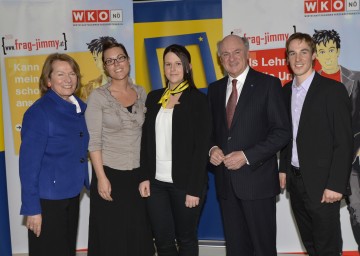 Den ausgezeichneten Lehrlingen gratulierten Wirtschaftskammer-Präsidentin BR KR Sonja Zwazl (links) sowie Landeshauptmann Dr. Erwin Pröll und Skilangläufer Johannes Dürr (rechts).