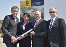 Bürgermeister LAbg. Martin Schuster, Direktorin Ulrike Götterer, Landeshauptmann Dr. Erwin Pröll und Dr. Otto Huber, Leiter der Gruppe Gesundheit & Soziales im Land NÖ. (v.l.n.r.)