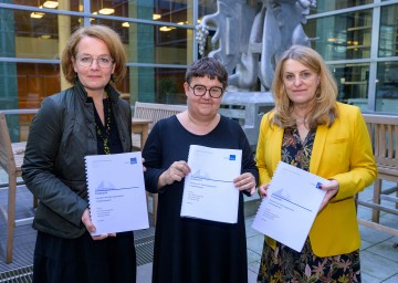 Evaluation der Wohnungslosenhilfe in Niederösterreich: Landesrätin Christiane Teschl-Hofmeister, Autorin Michaela Moser und Landesrätin Ulrike Königsberger-Ludwig (v.l.n.r.) präsentierten die Studie 