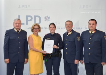 Ernennungen, Belobigungen und Ruhestandsversetzungen bei der Auszeichnungsfeier der Landespolizeidirektion in St. Pölten. Im Bild von links nach rechts: Landespolizeidirektor-Stellvertreter Rudolf Slamanig, Landeshauptfrau Johanna Mikl-Leitner, junge Polizistin, Landespolizeidirektor-Stellvertreter Franz Popp und Oberst Peter Gessner von der Personalabteilung