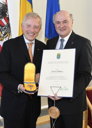 Landeshauptmann Dr. Erwin Pröll überreichte heute, Donnerstag, das „Goldene Komturkreuz des Ehrenzeichens für Verdienste um das Bundesland Niederösterreich“ an Prof. Norbert Gollinger, Landesdirektor des ORF Niederösterreich.