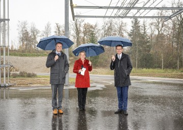 Im Bild von links nach rechts: NÖ Wirtschaftslandesrat Jochen Danninger, DigiTrans-Geschäftsführerin Eva Tatschl-Unterberger und OÖ Wirtschafts-Landesrat Markus Achleitner