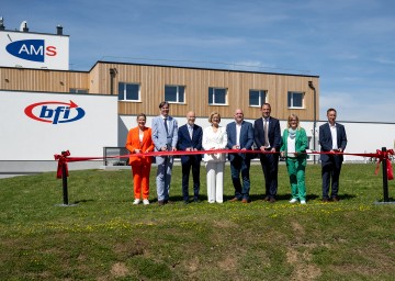Eröffnung des europaweit ersten Klimaschutz-Ausbildungszentrum in Sigmundsherberg: (v.l.) Landesrätin Susanne Rosenkranz, Franz Göd, Bürgermeister Sigmundsherberg, Bundesminister Martin Kocher, Landeshauptfrau Johanna Mikl-Leitner, AKNÖ-Präsident Markus Wieser, Christian Farthofer, Geschäftsführer des bfi NÖ, AMS NÖ Geschäftsführerin Sandra Kern und Martin Svoboda, Leiter des Ausbildungszentrums.