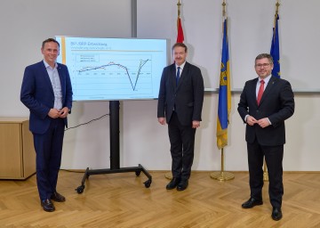 Von links nach rechts: Wirtschafts-Landesrat Jochen Danninger, Wirtschaftsforscher Christian Helmenstein und Finanz-Landesrat Ludwig Schleritzko boten Analyse und Ausblick auf die Wirtschafts- und Finanzpolitik Niederösterreichs