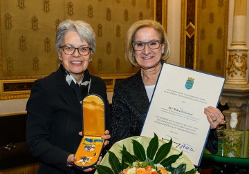 Landeshauptfrau Johanna Mikl-Leitner überreicht Petra Bohuslav das „Silbernen Komturkreuz mit dem Stern des Ehrenzeichens für Verdienste um das Bundesland Niederösterreich“.