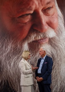 Im Nitsch Museum Mistelbach bei der neuen Ausstellung „Mein Nitsch“: Landeshauptfrau Johanna Mikl-Leitner im Gespräch mit Kurator Karl-Heinz Essl.