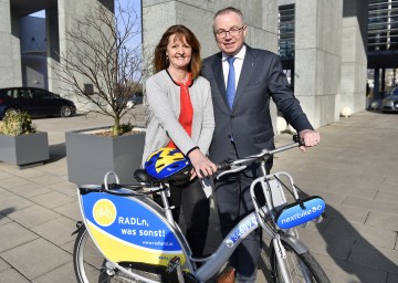 Dipl.-Päd.Christa Ruspeckhofer, Bereichsleiterin „Umwelt & Mobilität” der Energie- und Umweltagentur NÖ, und LH-Stellvertreter Dr. Stephan Pernkopf mit einem nextbike (v.l.n.r.)