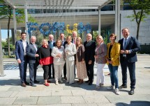 Landtagspräsidenten, Mitglieder der Landesregierung und Vertreter der Landtagsparteien vor dem Forum Landtag: Udo Landbauer, Karl Wilfing, Kathrin Schindele, Stephan Pernkopf, Karin Renner, Jochen Danninger, Johanna Mikl-Leitner, Martin Eichtinger, Ulrike Königsberger-Ludwig, Karl Moser, Helga Krismer-Huber, Indra Collini und Bernhard Ebner (v.l.n.r.).