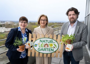 „Natur im Garten“ Geschäftsführerin Christa Lackner, Landeshauptfrau Johanna Mikl-Leitner und „Natur im Garten“ Geschäftsführer Matthias Wobornik 