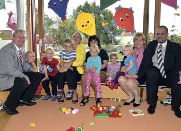 Im Bild von links nach rechts: Bürgermeister Mag. Gerhard Schödinger, EU-Kommissarin für Regionalpolitik Corina Cre&#355;u, Christina Melnik (muttersprachliche Miterzieherin im Kindergarten), Landesrätin Mag. Barbara Schwarz, Pavol Frešo (Vorsitzende des Selbstverwaltungskreises Bratislava) mit Kindern des NÖ Landeskindergartens Wolfsthal.