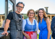 Landeshauptfrau Johanna Mikl-Leitner mit den Besitzern des Franz von Grün Florian Mainx und Lisi Umathum.