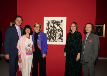 (v.l.) Der Klosterneuburger Bürgermeister Stefan Schmuckenschlager, die Leiterin der Galerie Gugging Nina Katschnig, Landeshauptfrau Johanna Mikl-Leitner, die bisherige Kurartorin und neue Leiterin des Museum Gugging Nina Ansperger gemeinsam mit dem scheidenden Kurator und künstlerischen Leiter Johann Feilacher bei der Eröffnung der Sonderausstellung „brut favorites.! feilacher ́s choice“.