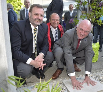 Als besonderer Unterstützer des Moser Medical UHK Krems durfte auch Landeshauptmann Dr. Erwin Pröll seine Handabdrücke am \"Walk of Fame\" hinterlassen. Im Bild der Landeshauptmann mit dem Präsidenten des UHK Krems, Mag. Bernhard Lackner, und dem Ehrenpräsidenten des UHK Krems, Landtagspräsident Ing. Hans Penz.