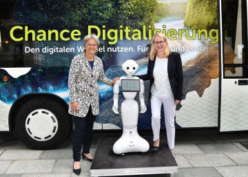 Landesrätin Petra Bohuslav und Bundesministerin Margarete Schramböck arbeiten beim digitalen Wandel künftig stärker zusammen. (v.l.n.r.)