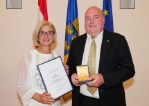 Landeshauptfrau Johanna Mikl-Leitner überreichte das „Große Ehrenzeichen für Verdienste um das Bundesland Niederösterreich“ an Christof Constantin Chwojka, Geschäftsführer von „Notruf Niederösterreich“.
