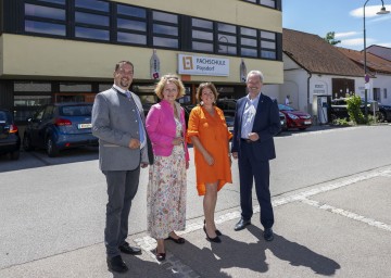 Vizebürgermeister David Jilli,  Landesrätin Christiane Teschl-Hofmeister, LFS Mistelbach Direktorin Veronika Schreder und Landtagspräsident Karl Wilfing (v.l.n.r.) informierten 