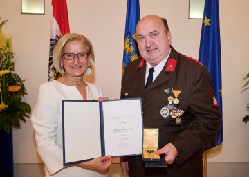 Ehrenzeichen-Überreichung im NÖ Landhaus: Im Bild Landeshauptfrau Johanna Mikl-Leitner mit Leopold Katzler von der FF Schönau an der Donau und seiner Rettungsmedaille des Landes Niederösterreich.