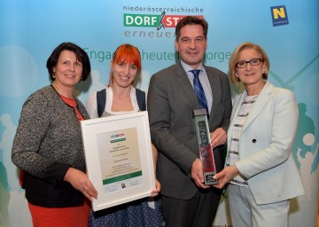 Preisverleihung des Projektwettbewerbs der NÖ Dorf- und Stadterneuerung 2017 im Landtagssaal in St. Pölten: Im Bild Maria Forstner, Julia Büringer und Bürgermeister Werner Krammer aus Waidhofen an der Ybbs, Landeshauptfrau Johanna Mikl-Leitner (v.l.n.r.)