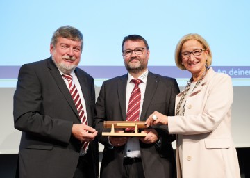 Staffelübergabe an der Spitze des Zentralbetriebsrates der NÖ Gesundheits- und Pflegezentren: Landeshauptfrau Johanna Mikl-Leitner mit dem scheidenden Zentralbetriebsratsvorsitzen Peter Maschat (links im Bild) und seinem Nachfolger Gottfried Feiertag