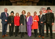 LH-Stellvertreter Stephan Pfernkopf, Kim Sirlinger, Dritte NÖ Landtagspräsidentin Eva Prischl, LR Christiane Teschl-Hofmeister, LR Ulrike Königsberger-Ludwig, LR Susanne Rosenkranz, WKNÖ-Präsident Wolfgang Ecker und Matthias Vetiska.