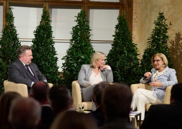 Landeshauptfrau Johanna Mikl-Leitner und der Wiener Bürgermeister Michael Ludwig im Gespräch mit der Moderatorin des Festaktes Corinna Milborn.