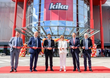 Eröffneten gemeinsam das Einrichtungshaus Kika in St. Pölten (von links): Oliver Müther (Kika-Geschäftsführer Einkauf), Reinhold Gütebier (Kika-CEO), René Benko (SIGNA Real Estate-Eigentümer), Landeshauptfrau Johanna Mikl-Leitner, Bürgermeister Matthias Stadler und Darius Kauthe (Kika-CFO).