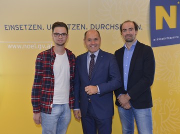 Im Bild von links nach rechts: Tischlerlehrling Bernd Hofleitner-Bartmann aus Wiesmath, Landeshauptmann-Stellvertreter Mag. Wolfgang Sobotka und Tischler Leo Moser.