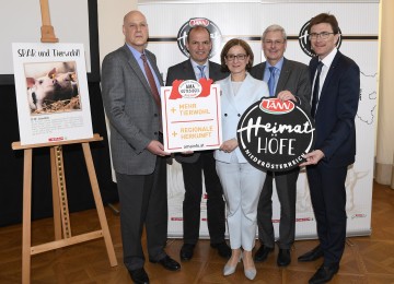 Präsentierten die Marke „TANN-Heimathöfe“: AMA-Geschäftsführer Dr. Michael Blass, Otto Auer, Vizepräsident der Landwirtschaftskammer Niederösterreich, Landeshauptmann-Stellvertreterin Mag. Johanna Mikl-Leitner, SPAR Vorstandsdirektor Hans K. Reisch und SPAR-Geschäftsführer Mag. Alois Huber. (v.l.n.r.)