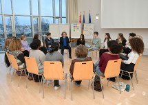 Jugend-Landesrätin Christiane Teschl-Hofmeister im Austausch mit den Teilnehmerinnen und Teilnehmern des NÖ Jugenddialoges.