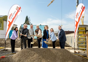 Im Bild von links nach rechts: Gabriele Holzer (Kindergarteninspektorin Amt der NÖ Landesregierung), Horst Kottbauer (Architekt amm zt-GmbH), Stadtrat Willi Reiter (Ybbs an der Donau), Bürgermeisterin Ulrike Schachner, Landesrätin Christiane Teschl-Hofmeister, Landtagsabgeordnete Gemeinderätin Silke Dammerer und Vizebürgermeister Dominic Schlatter