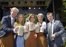 Nach dem Bieranstich: der Ideengeber und Hauptsponsor von „waldviertelpur“ Karl Schwarz, Eigentümer der Privatbrauerei Zwettl, Hopfenprinzessin Silvia Pollak, Landeshauptfrau Johanna Mikl-Leitner, Tourismus-Landesrätin Petra Bohuslav und Andreas Schwarzinger, Geschäftsführer der Destination Waldviertel (v.l.n.r.)