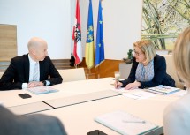 Landeshauptfrau Johanna Mikl-Leitner im Gespräch mit Minister Martin Kocher.